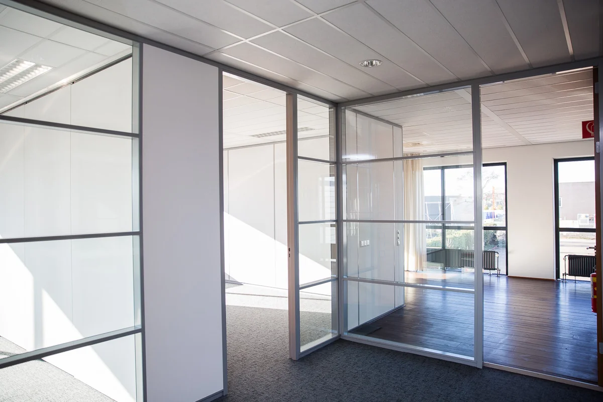 Modern kantoorpand aan de Laan van s-Gravenmade met glazen tussenwanden en veel natuurlijk licht.